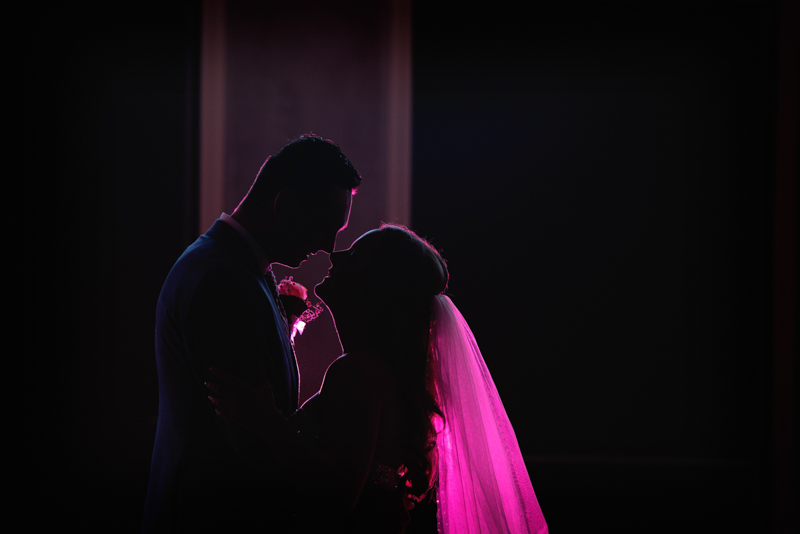 Silhouet van het bruidspaar in een innige omhelzing
