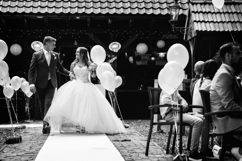 stief vader die de bruid weggeeft over een lange witte loper