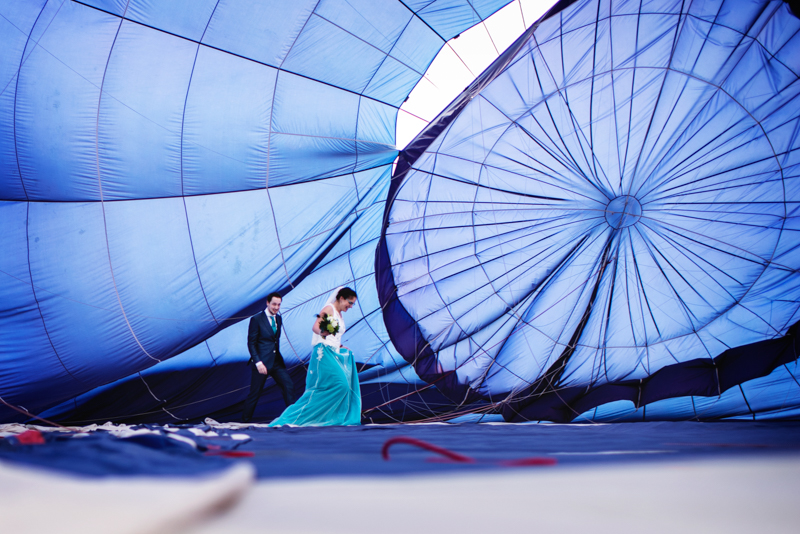 Bruidspaar binnen in een grote luchtballon